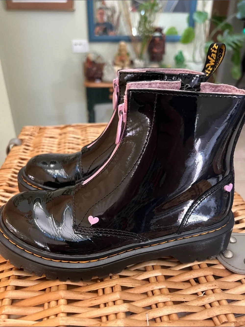 Dr. Martens Kids Black Patent Boots with Pink Heart Zippers Pre-owned size 1